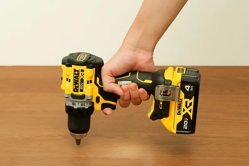 Máy khoan dùng pin DeWALT DCD800M2T-B1 (18V)(kèm 02 pin 4.0Ah + sạC)