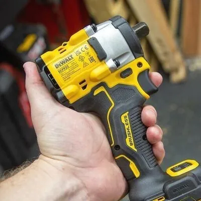 Máy siết bu lông dùng pin Max DeWALT DCF922D2-B1 (20V)( kèm theo 2 pin 2.0Ah+ sạc)
